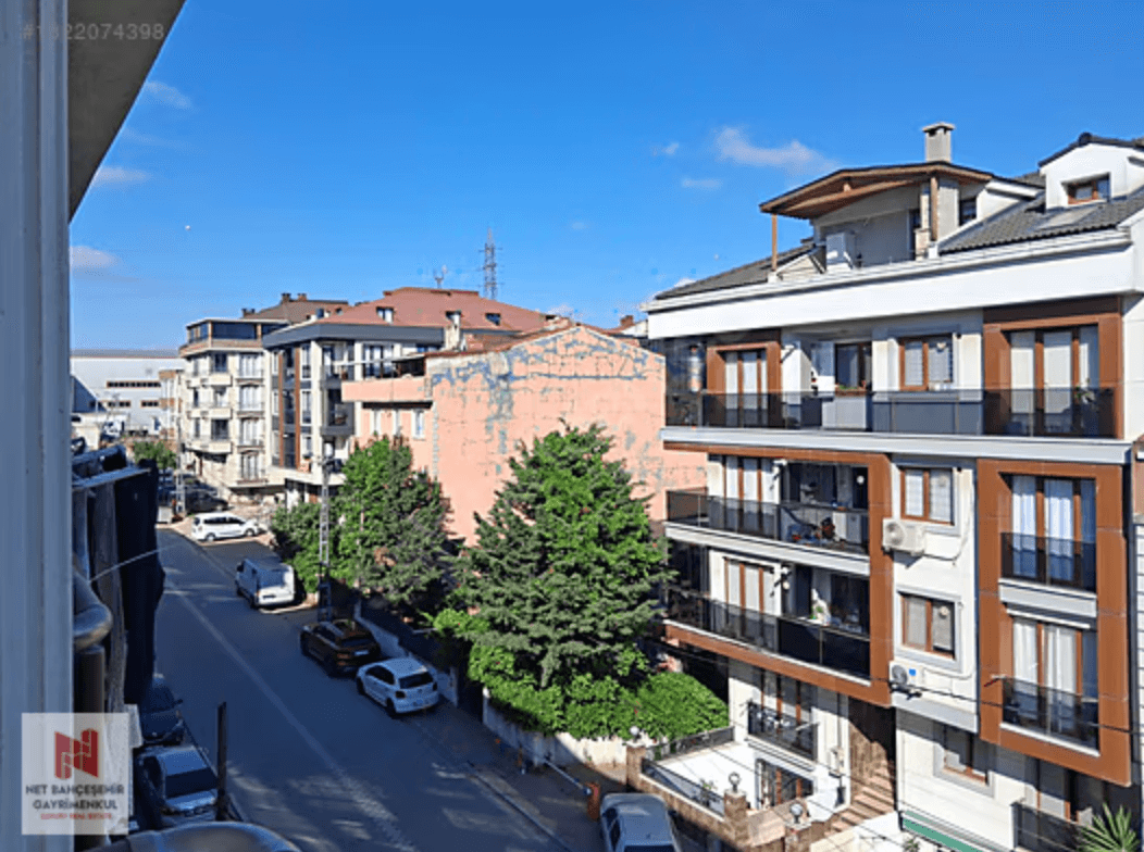 Akçaburgaz'daki satılık asansörlü 4+1 dubleks dairenin çevre ve sokak görünümü