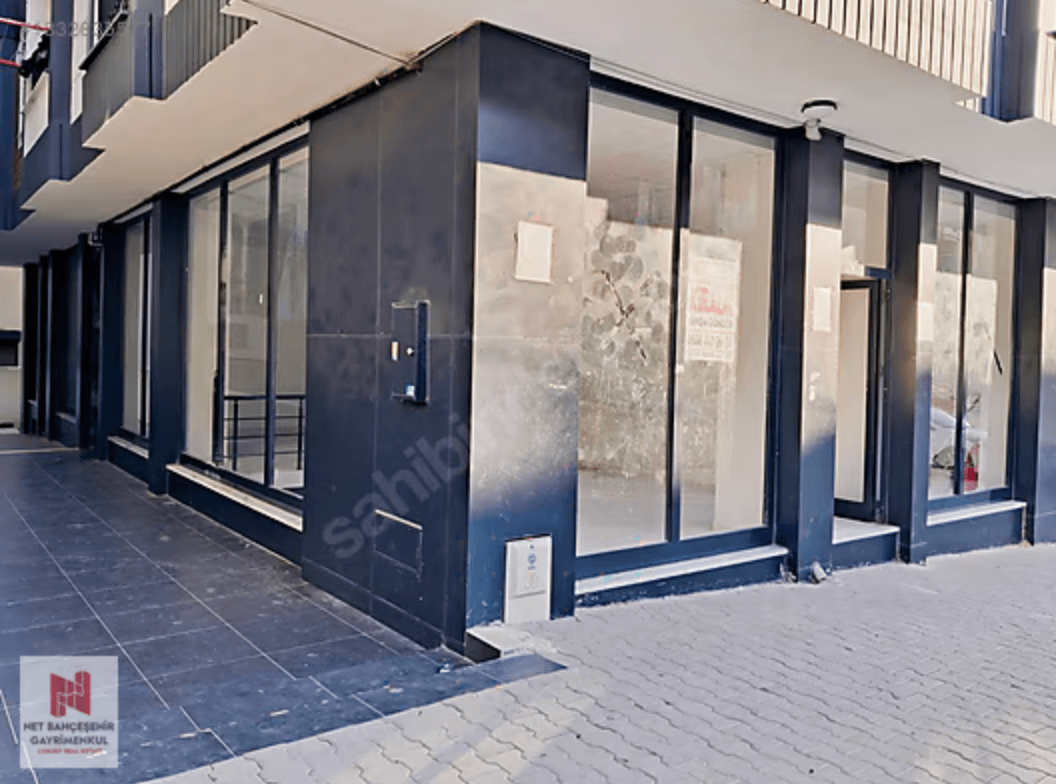 Akçaburgaz'da PTT yakınındaki kiralık dükkanın geniş cam cepheli girişi