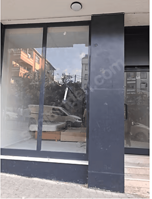Akçaburgaz'da PTT yakınındaki kiralık ofis ve dükkanın cam cepheli girişi