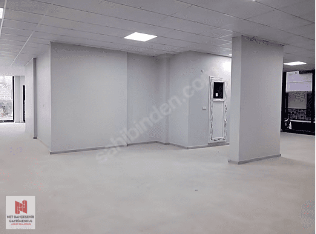 Akçaburgaz'da PTT yakınındaki kiralık dükkanın geniş iç mekan görünümü