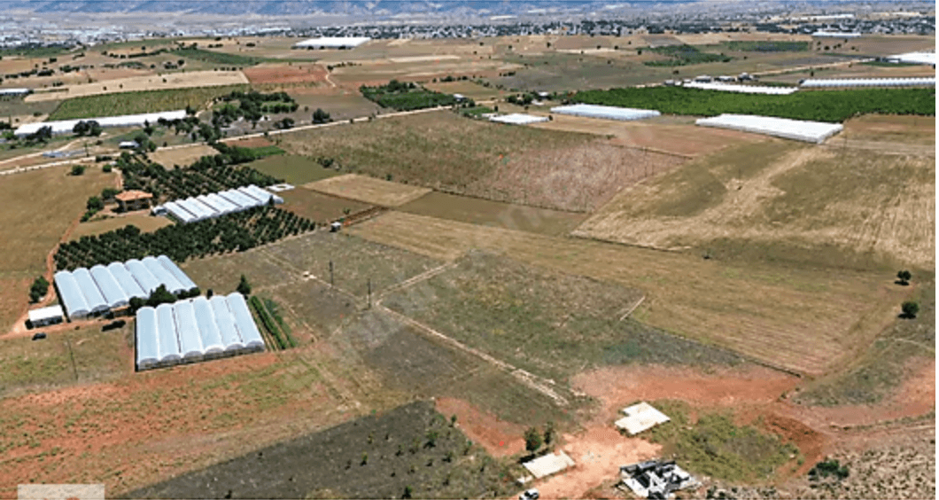 Antalya Elmalı Sarılar'daki 9.350 m² satılık tarla ve çevresinin havadan görünümü