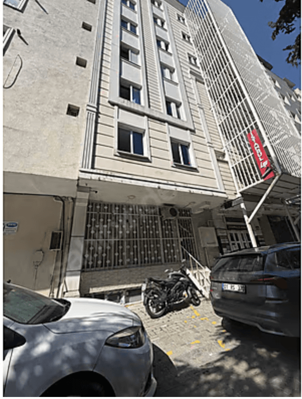 Avcılar E-5 arka sokağındaki 175 m² kiralık dükkanın bina cephesi