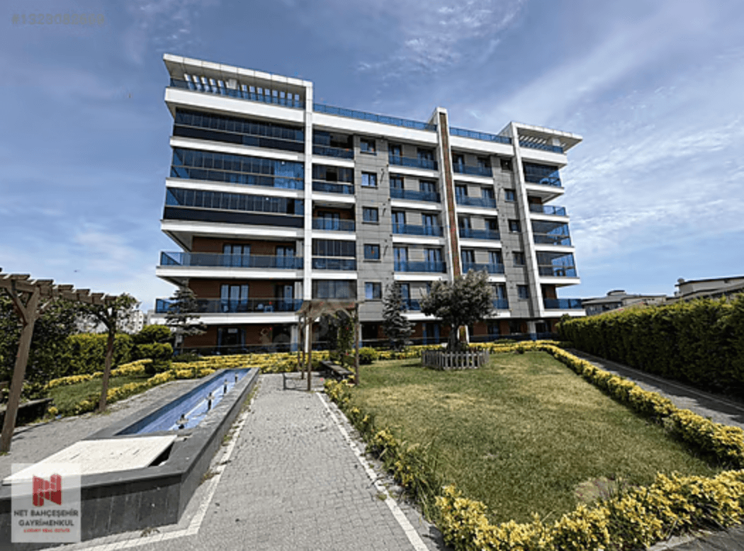 Avcılar Garden 2 Sitesi'ndeki deniz manzaralı satılık dairenin bina ve peyzaj görünümü