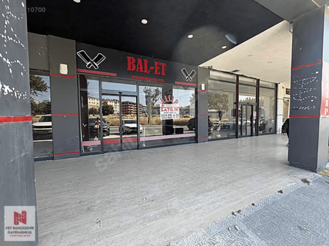 Avcılar Garden 2 Sitesi'ndeki satılık dükkanın geniş cam cepheli girişi