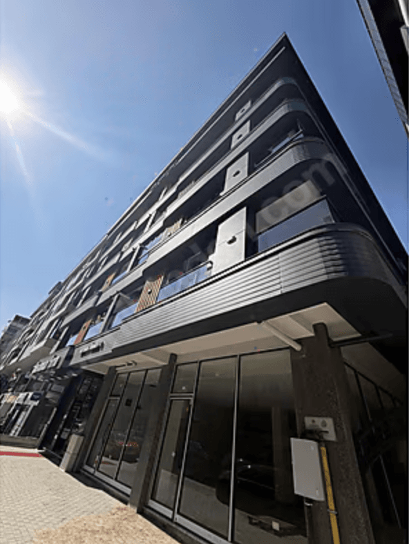 Avcılar Merkez Mahallesi'ndeki satılık 2+1 dairenin modern bina cephesi