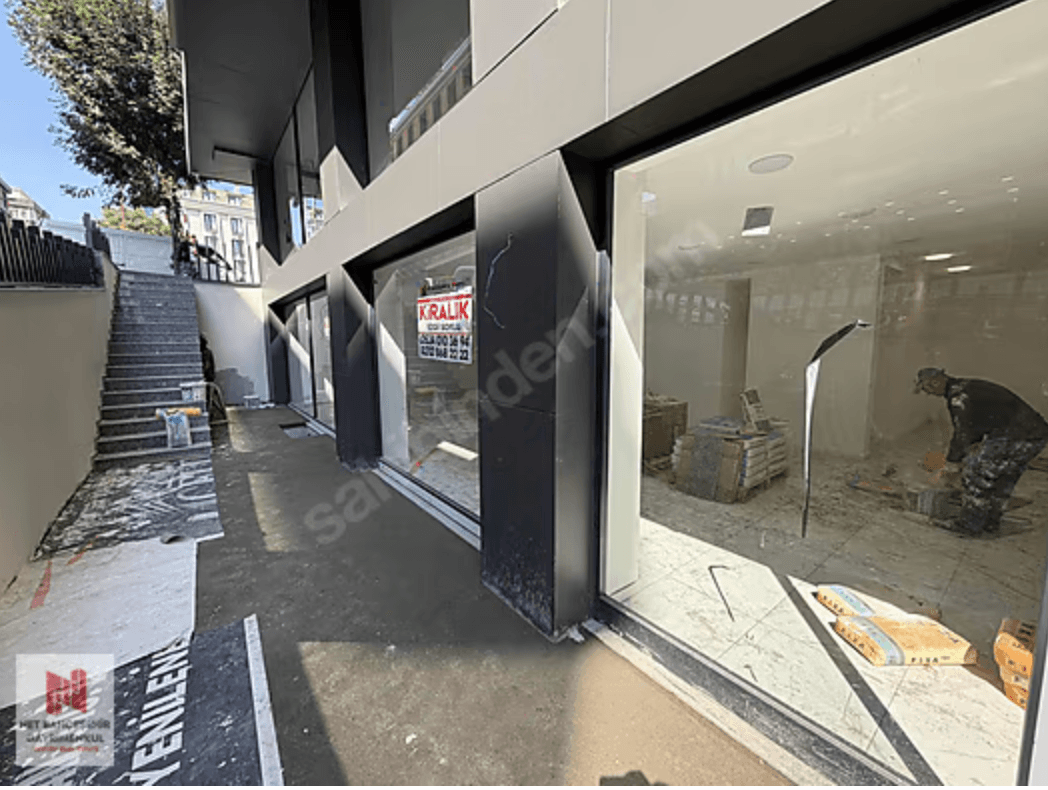 Avcılar Reşitpaşa Caddesi'ndeki depolu kiralık dükkanın geniş cam cepheli girişi