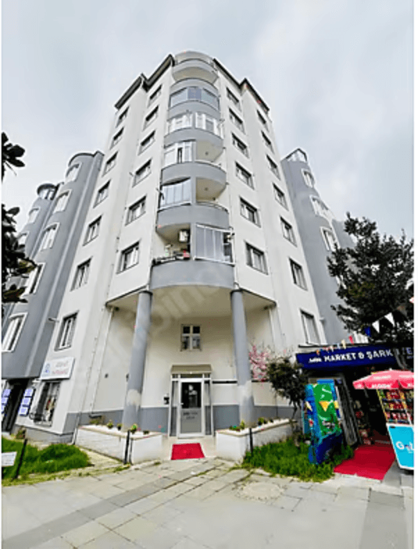 Bahçeşehir 2. Kısım Doğa Sitesi'ndeki satılık 4+2 dubleks dairenin bina cephesi