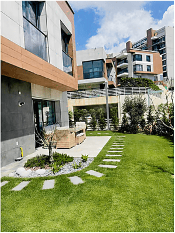 Bahçeşehir Atmaca Sitesi'ndeki satılık 4+1 villanın geniş bahçesi ve dış cephesi