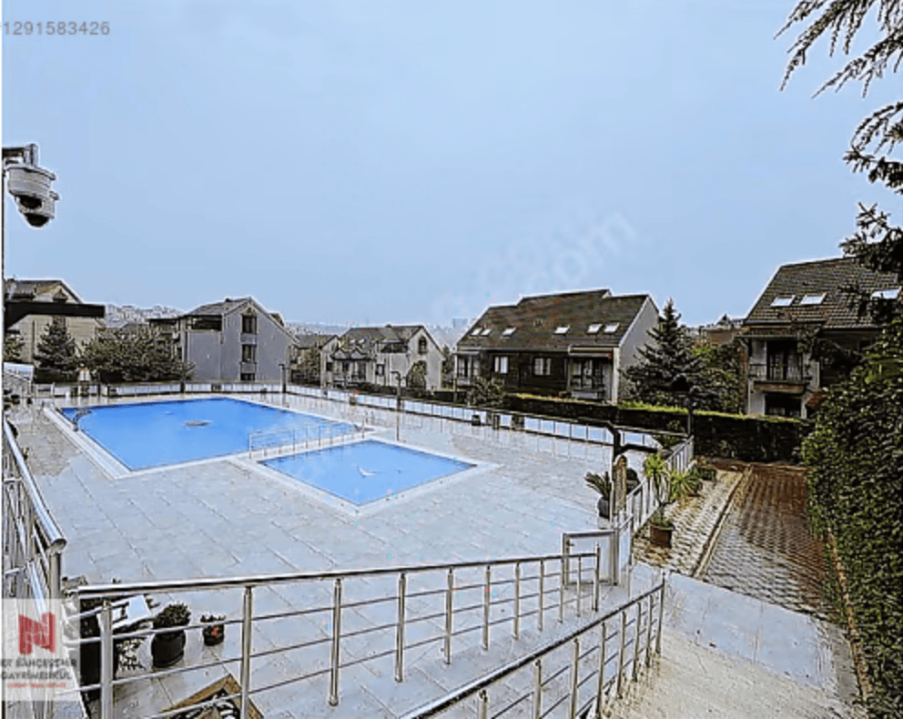 Bahçeşehir Rumeli Villaları'ndaki satılık triplex villaların ortak yüzme havuzu