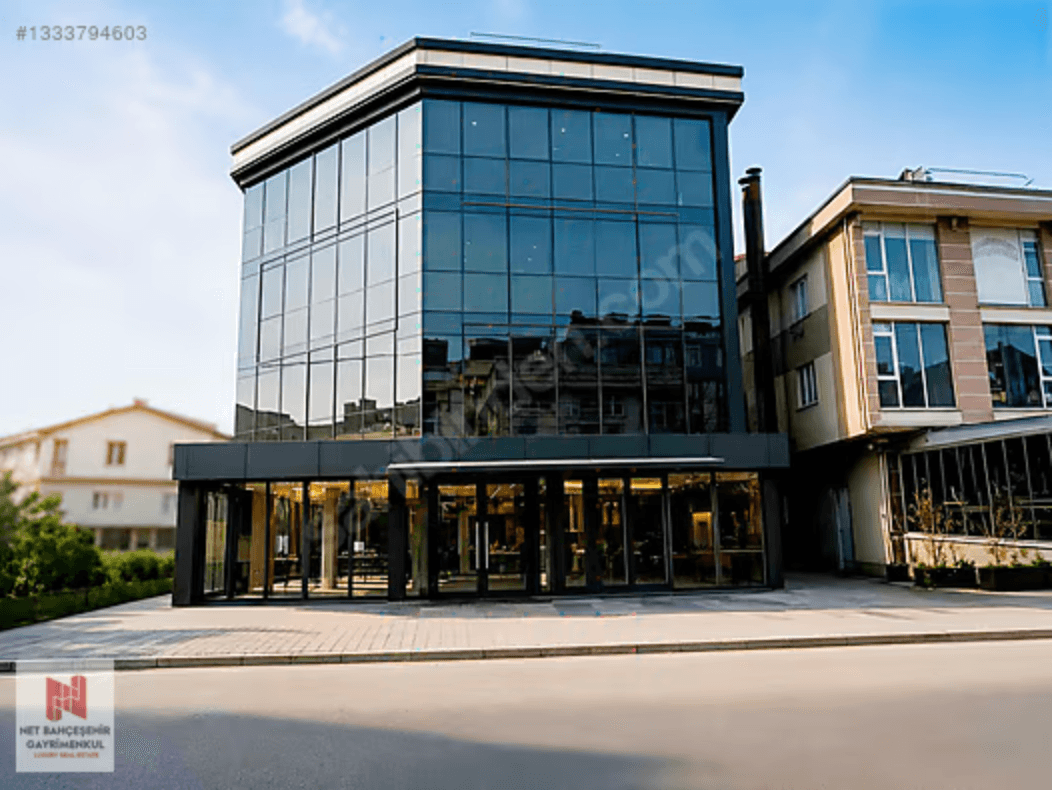 Başakşehir Altınşehir'deki kiralık iş yerinin cam cepheli dış görünümü