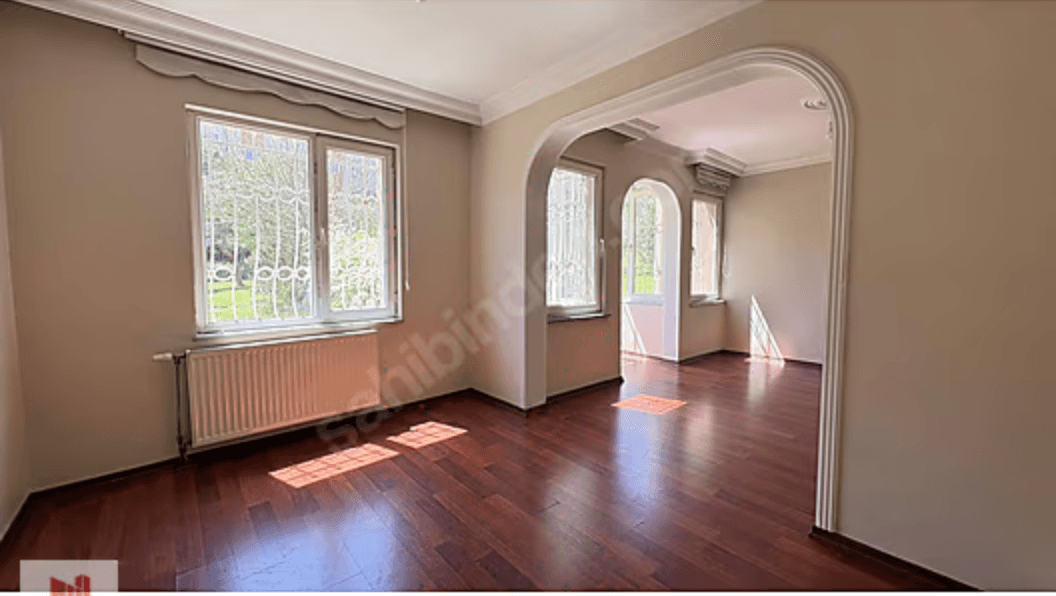 Esenkent Elit Çağ Sitesi'ndeki satılık 3+1 dairenin ferah salonu