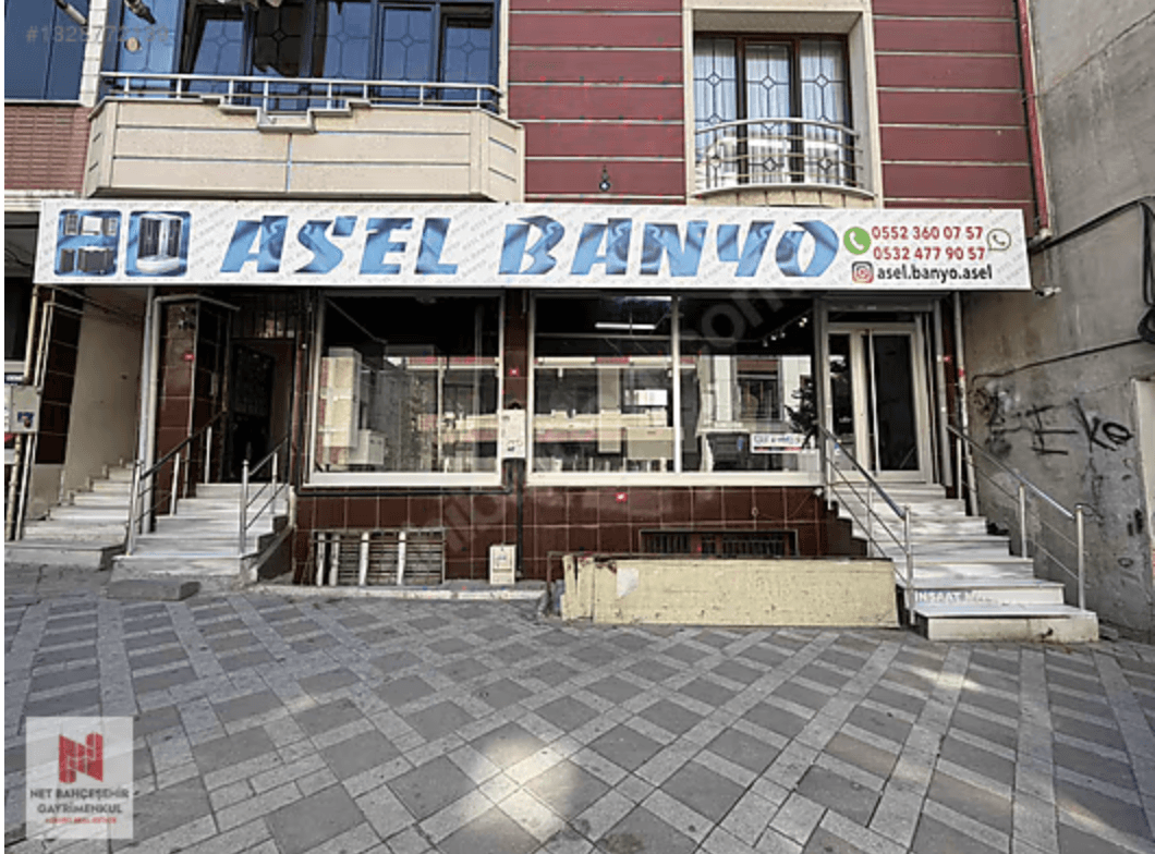 Esenyurt Atalay Caddesi'ndeki 170 m² masrafsız satılık dükkanın geniş cam cephesi