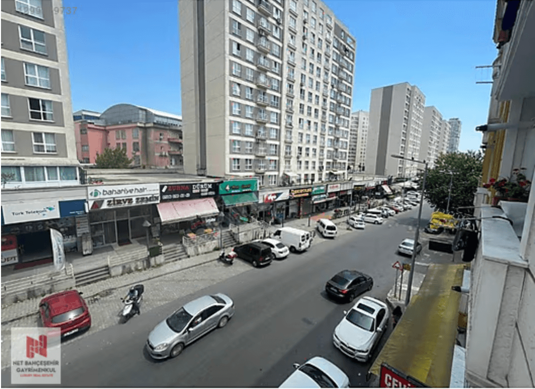Esenyurt'taki cadde üzeri satılık 2+1 dairenin balkonundan cadde görünümü