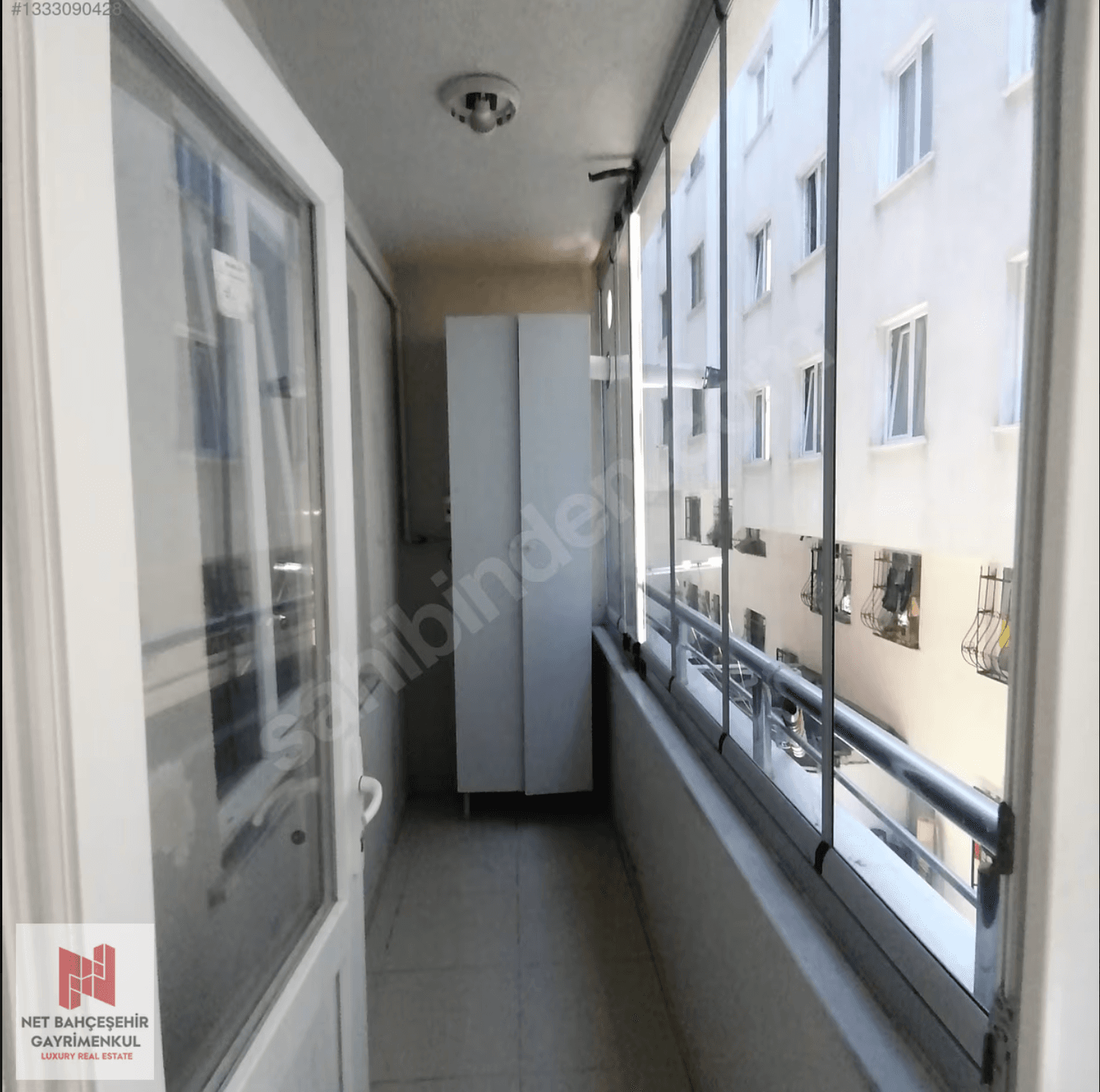 Esenyurt Orhangazi Mahallesi'ndeki kiralık 2+1 dairenin cam balkon görünümü