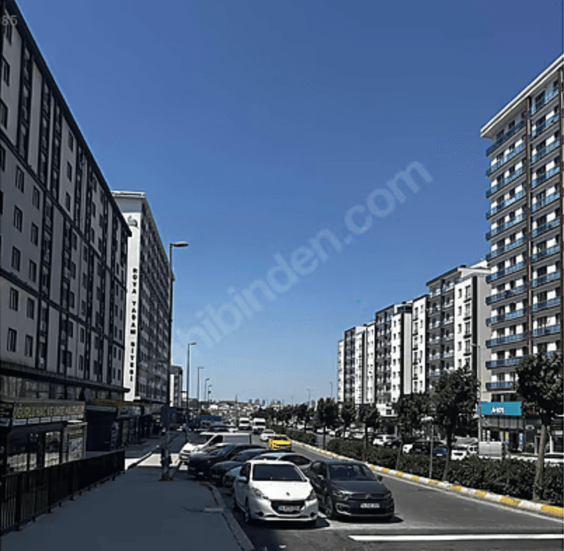 Esenyurt Piri Reis Mahallesi'ndeki kiracılı satılık dükkanın bulunduğu cadde
